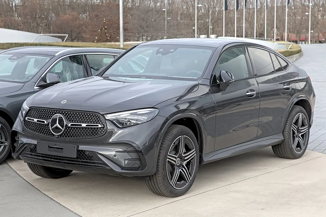 مرسدس‌بنز GLC 200 4MATIC کوپه، خاکستری، نمای سه‌رخ جلو