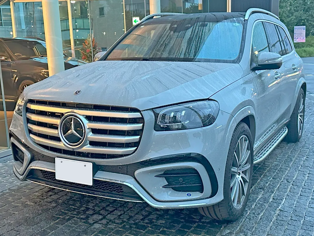 مرسدس‌بنز GLS 450 4MATIC، نقره‌ای، نمای سه‌رخ جلو